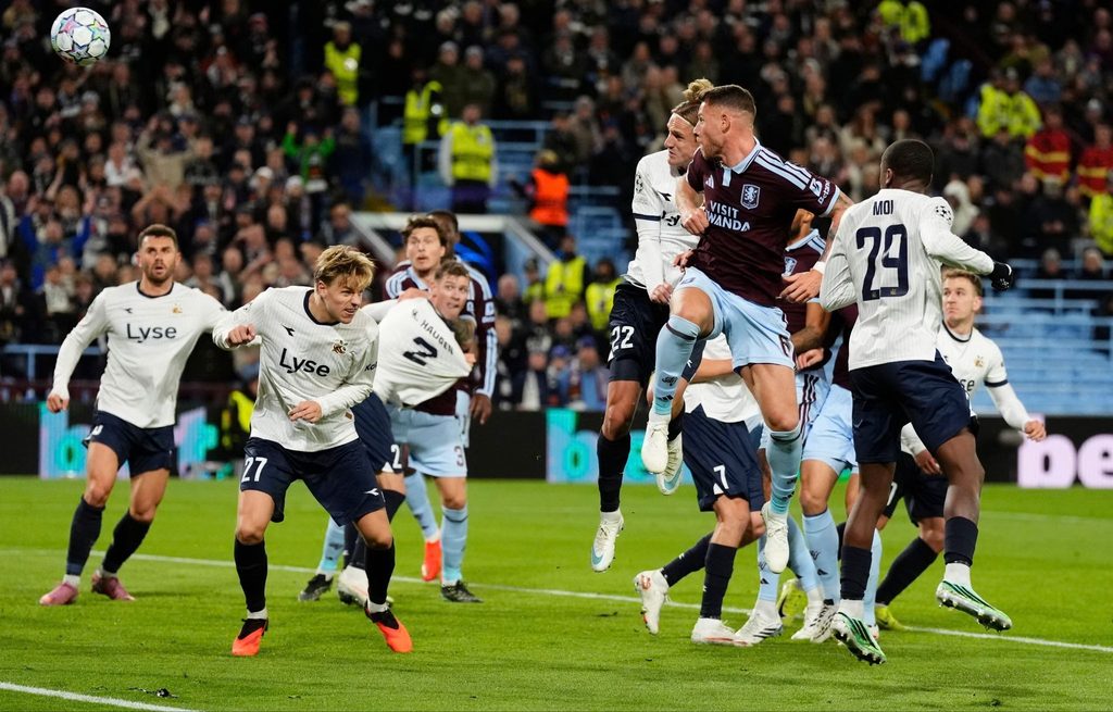 Ross Barkley na Wachezaji Wakiruka Kupiga Kichwa Aston Villa vs Viking