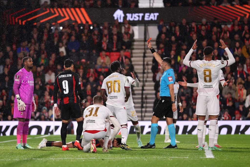 Refa Akionyesha Kadi Nyekundu Katika Mechi ya Bournemouth vs AC Milan