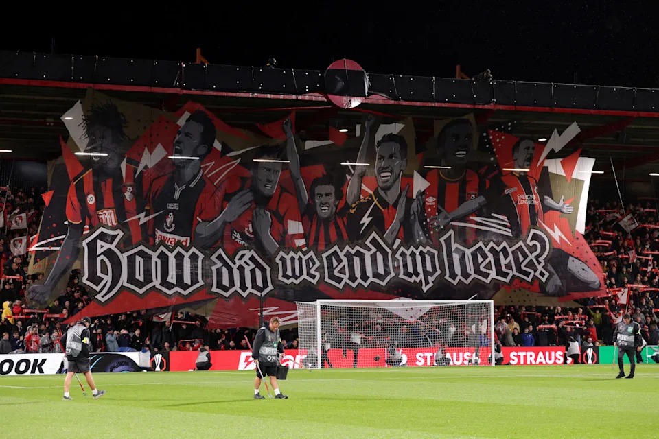 Mashabiki wa Bournemouth Wakiwa na Bango Vitality Stadium