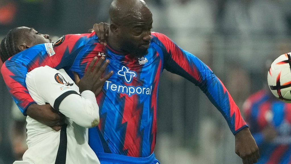 Jean Philippe Mateta Akipambana na Beki wa Beşiktaş