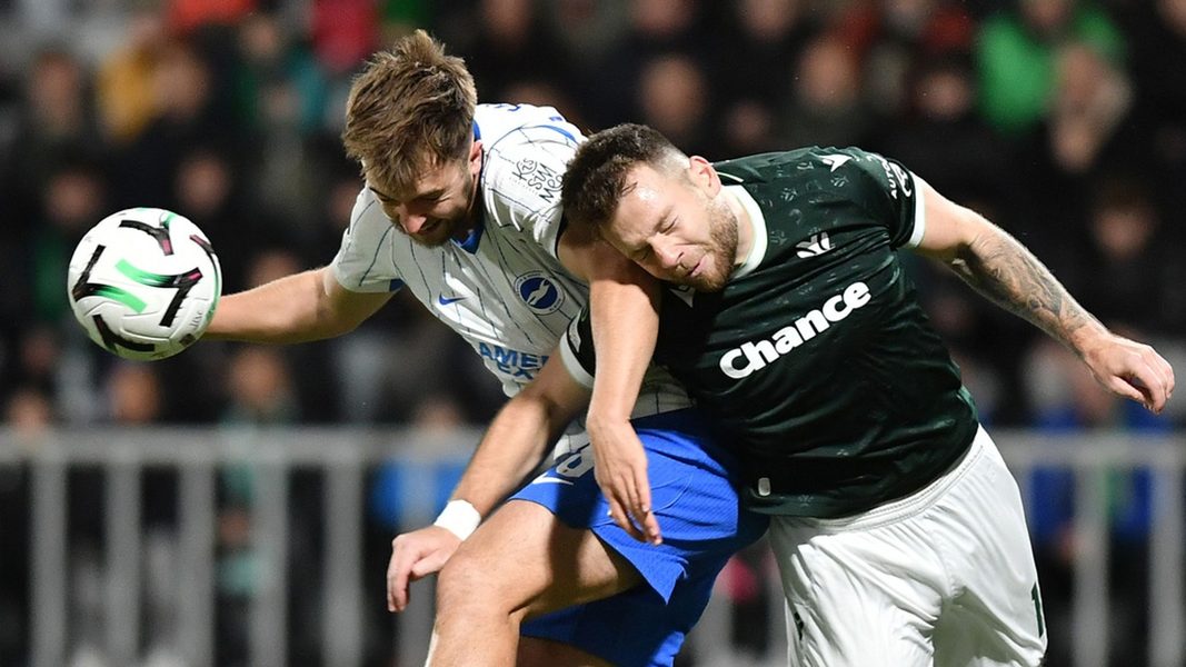 Mchezaji wa Brighton na beki wa FK Jablonec wakiruka juu na kugongana viwiko wakigombania mpira wa kichwa.