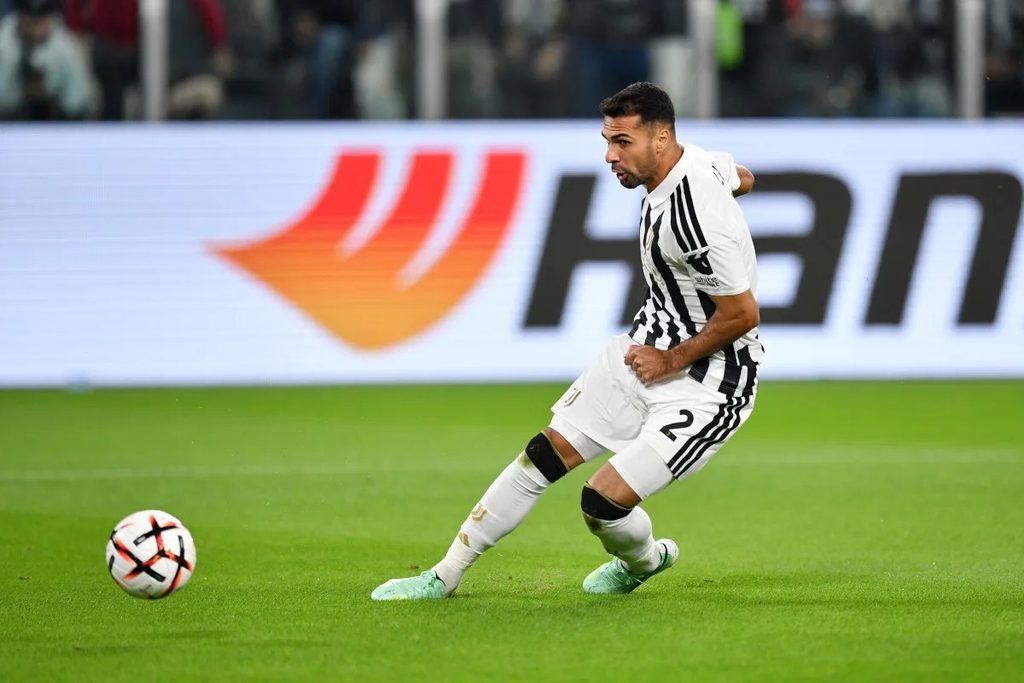 Mchezaji wa Juventus Akipata Huduma ya Kwanza Baada ya Majeraha