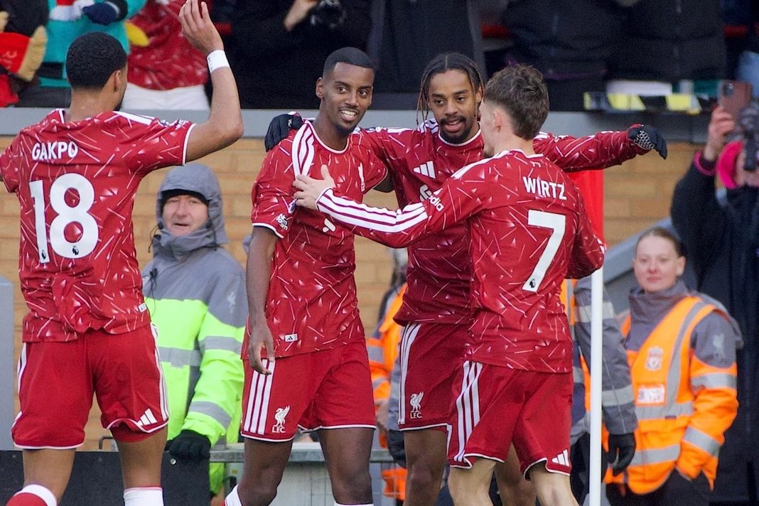 Wachezaji wa Liverpool wakikumbatiana na kushangilia kwa furaha uwanjani Anfield wakati wa mechi dhidi ya Brighton.