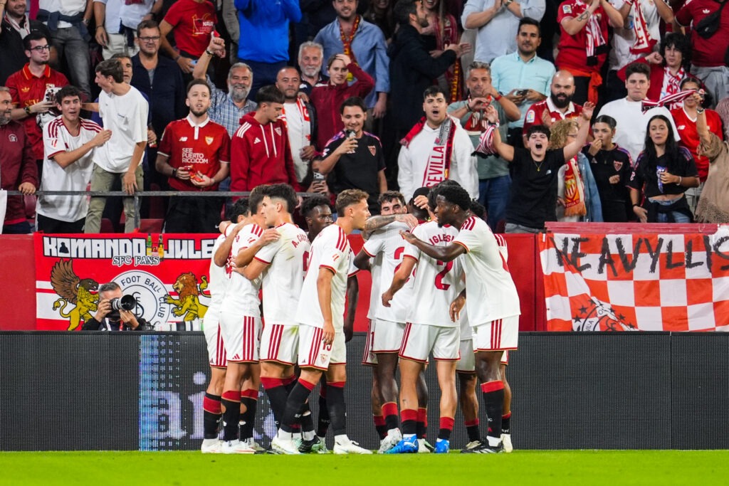 Wachezaji wa Sevilla wakishangilia ushindi wao mzuri wa mabao 2-0 mbele ya mashabiki wao wa nyumbani. Courtesy: sofascore.com