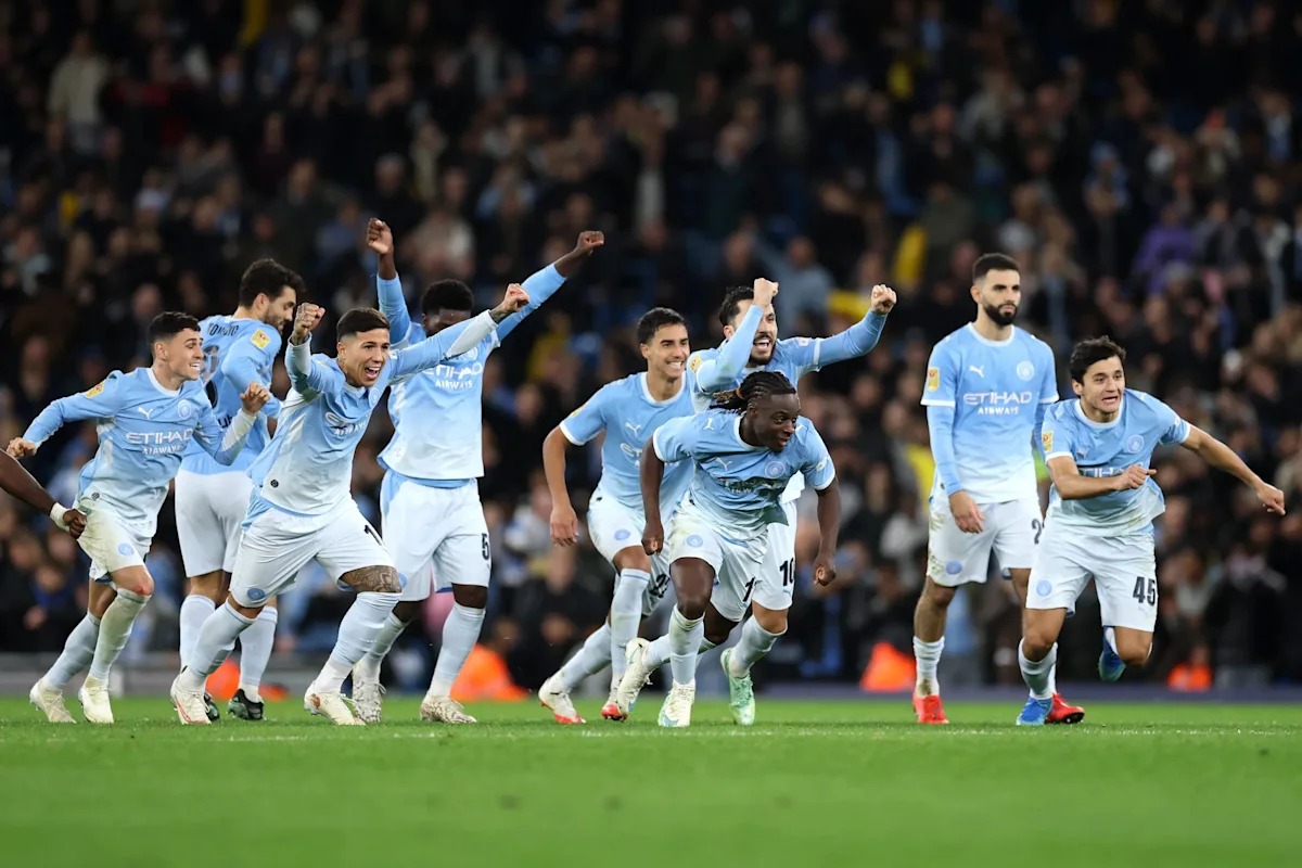 Wachezaji wote wa Manchester City wakikumbatiana na kushangilia uwanjani baada ya ushindi wa penalti dhidi ya Brighton.
