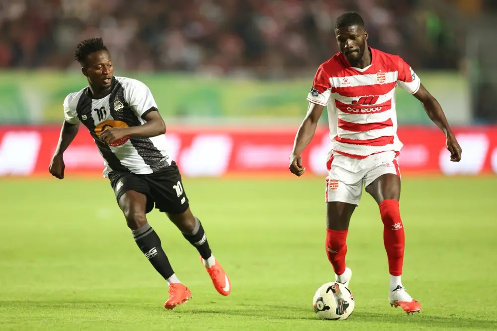 mchezaji-wa-clubafricain-akiwa-na-mpira-uwanjani