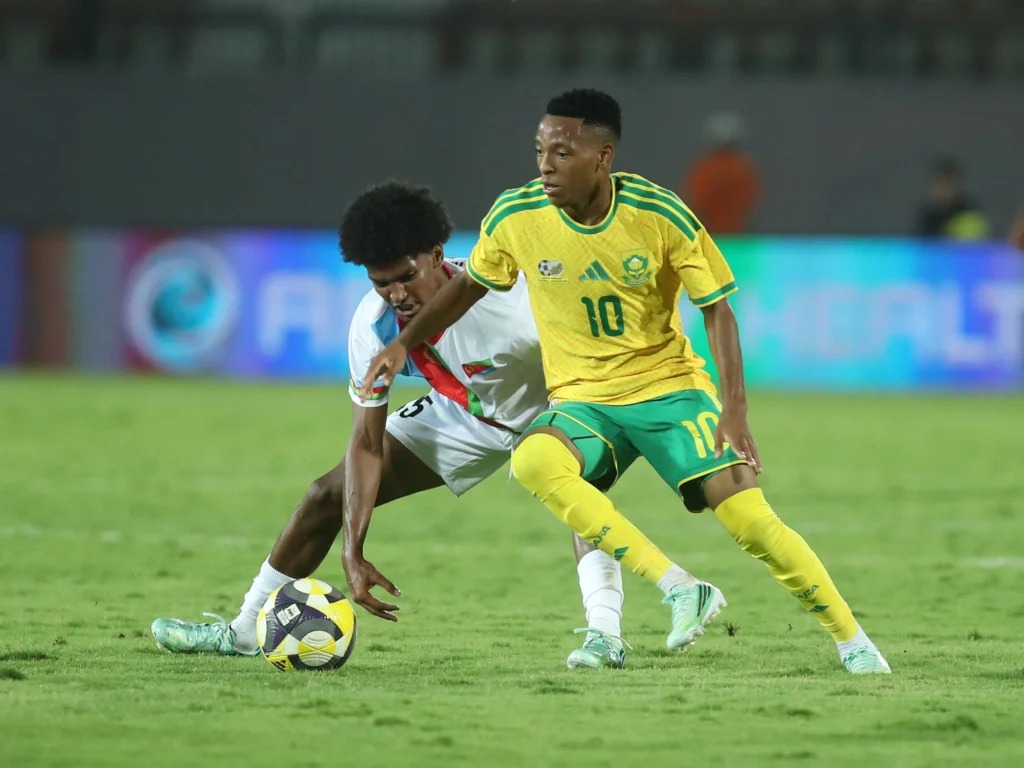 Mchezaji wa Bafana Bafana Akipambana na Beki wa Eritrea Uwanjani