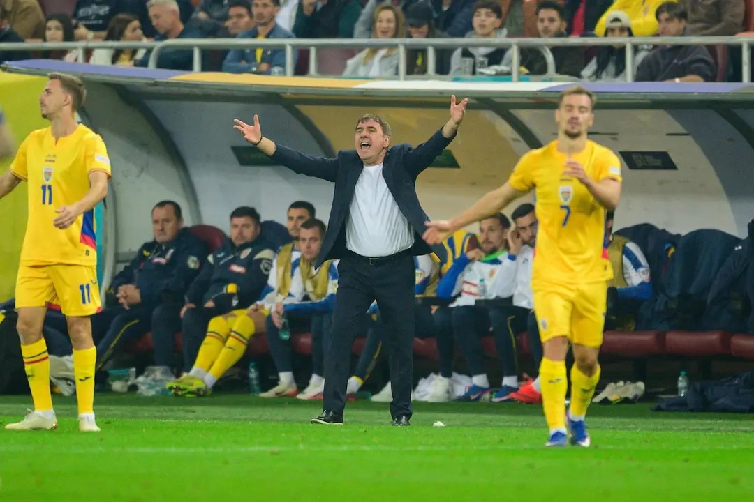 Kocha na Wachezaji wa Romania Wakionyesha Huzuni Kando ya Uwanja