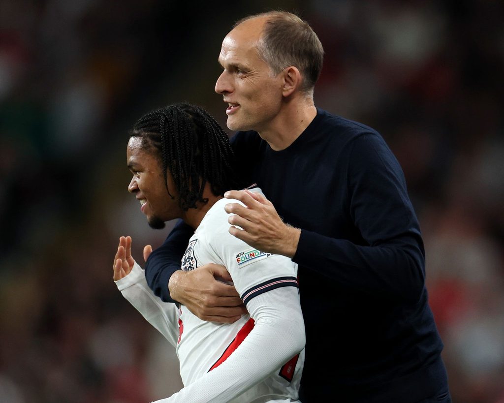 Thomas Tuchel na Mchezaji wa England Wakishangilia Uwanjani