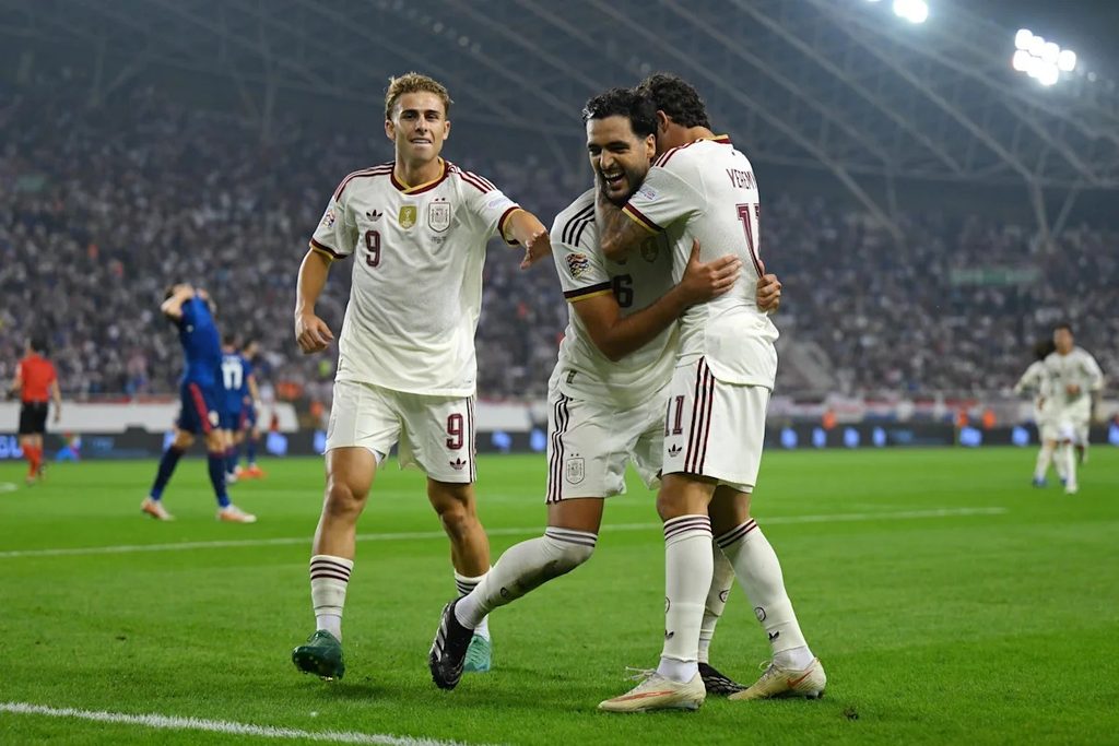 Wachezaji wa Spain Wakishangilia Baada ya Ushindi dhidi ya Croatia