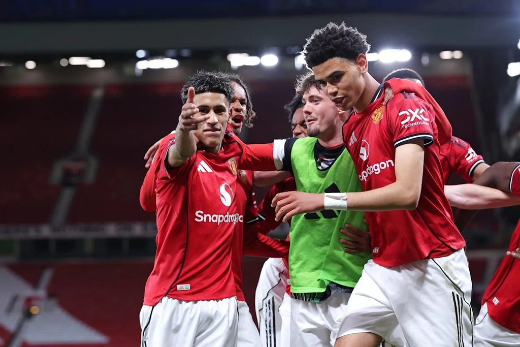 JJ Gabriel Akipongezwa na Wachezaji Wenzake wa Manchester United