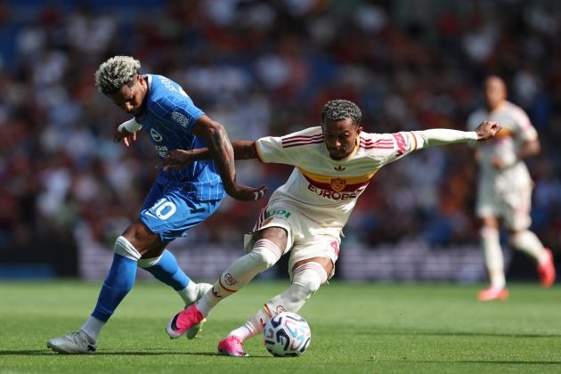 Mchezaji wa Brighton Akipambana na Beki Kwenye Mechi ya Ushindani