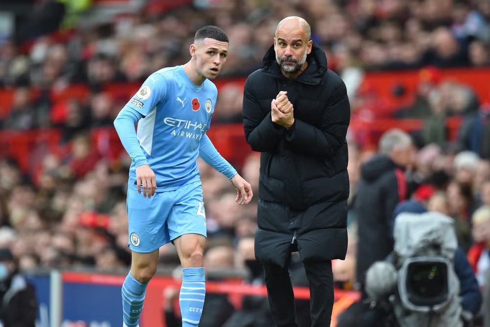 Pep Guardiola Pembeni ya Uwanja akiwa na Mchezaji Manchester City