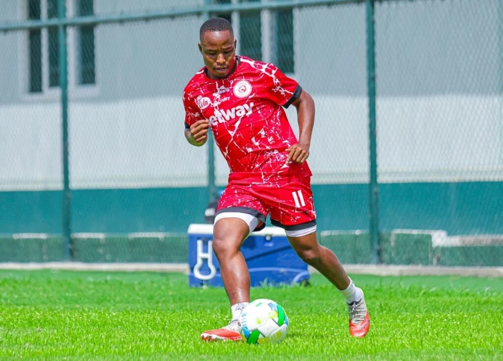 Keletso Makgalwa Akipiga Mpira Uwanjani akiwa na Jezi ya Simba
