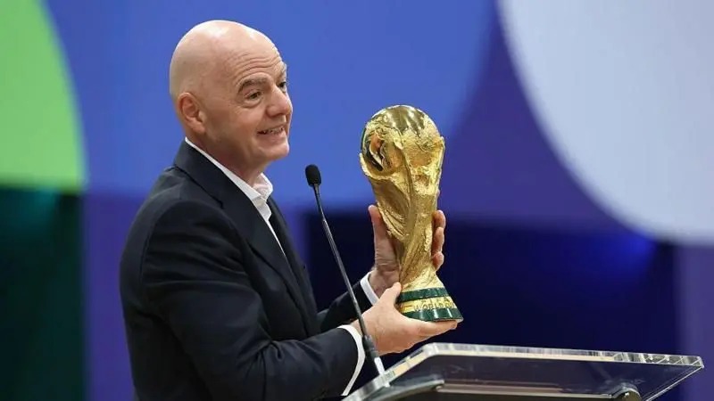Gianni Infantino Akiwa na Kombe la Dunia