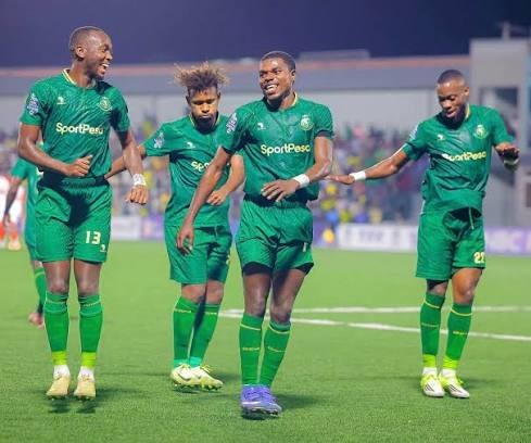 Wachezaji wa Yanga Wakishangilia Ushindi Uwanjani