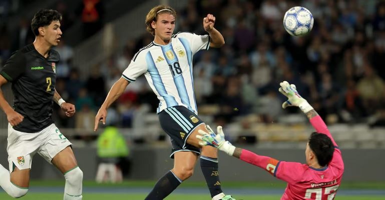 Mchezaji wa Argentina Akipambana na Walinzi wa Bolivia Uwanjani