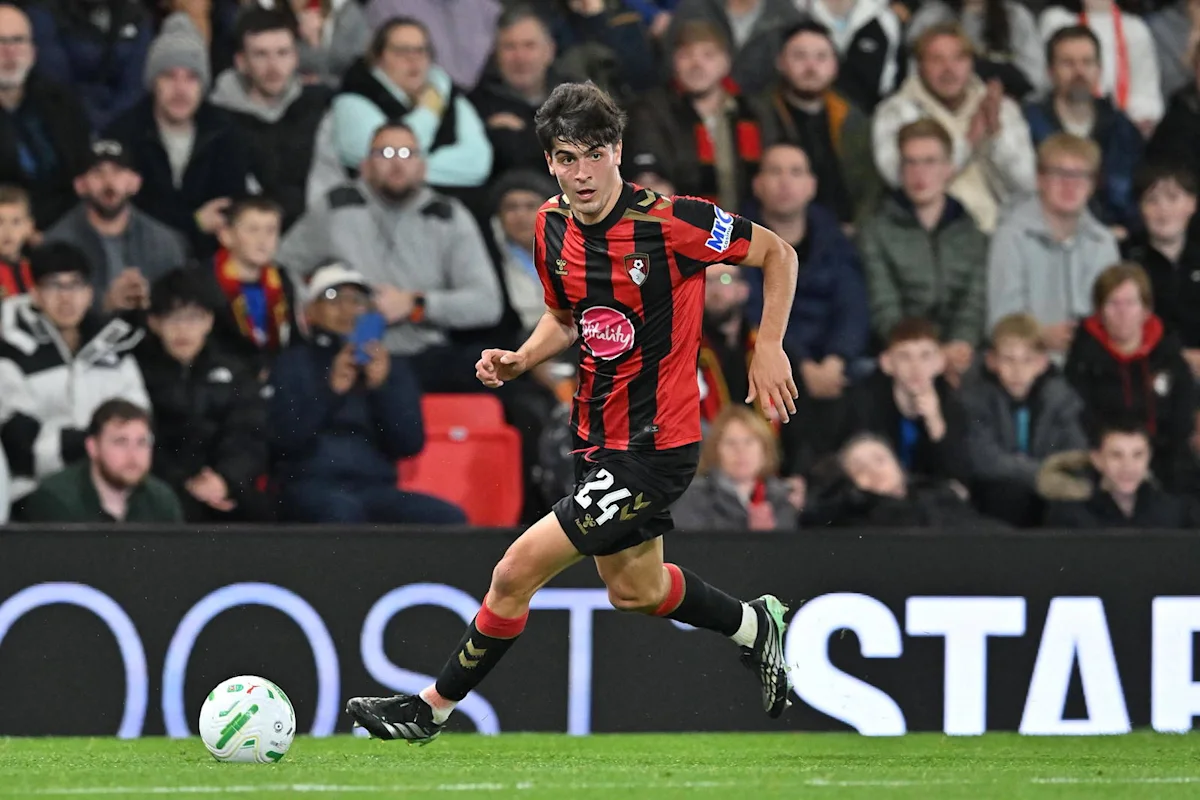 Mchezaji wa Bournemouth aliyevaa jezi nyekundu na nyeusi akidhibiti mpira uwanjani wakati wa mchezo wa kombe.