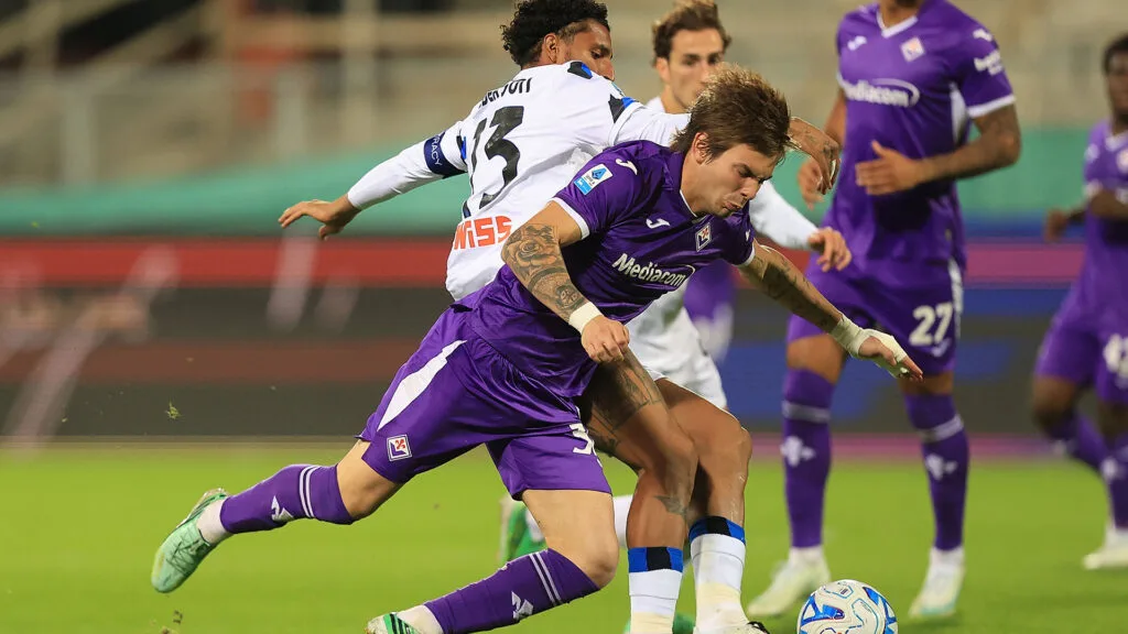 mchuano-mkali-fiorentina-dhidi-ya-atalanta-2-2 Wachezaji wakigombea mpira kwa kasi katikati ya uwanja wakati wa mtanange wa kusisimua wa Serie A.