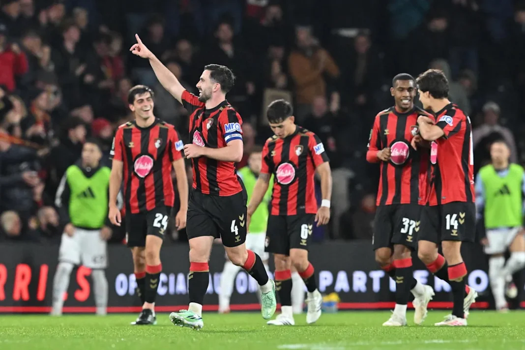 Baharia na wachezaji wenza wa Bournemouth wakiinua mikono juu na kushangilia ushindi wao dhidi ya Aston Villa.