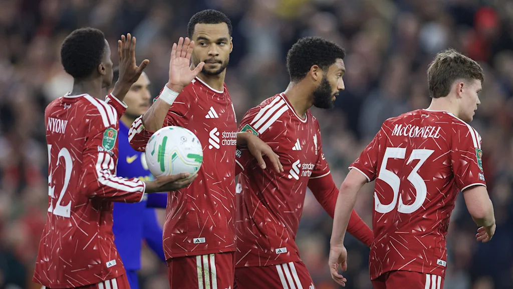Wachezaji wa Liverpool wakiwemo nyota wa kikosi hicho wakionyesha furaha na kupongezana uwanjani.