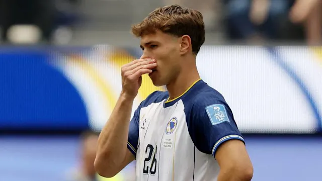 the man hold his nose during the match