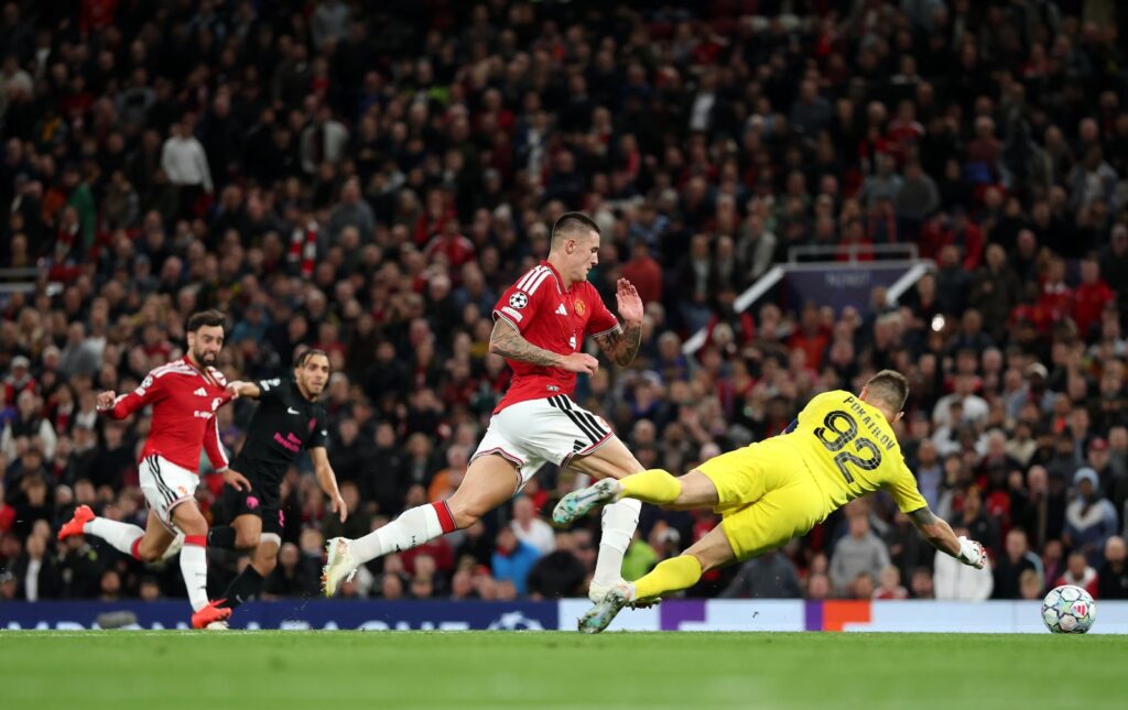 Manchester United's Benjamin Sesko rounds goalkeeper Pokatilov to score, with Bruno Fernandes watching on from behind as the ball rolls toward an empty net.