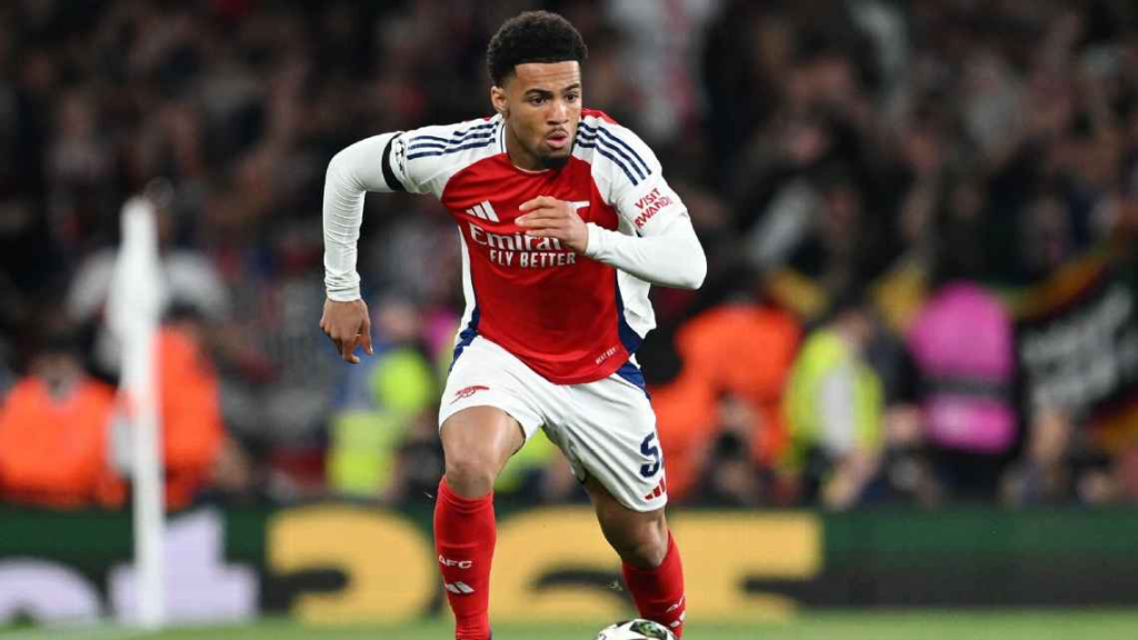 Ethan Nwaneri sprints with the ball in Arsenal’s red-and-white kit.