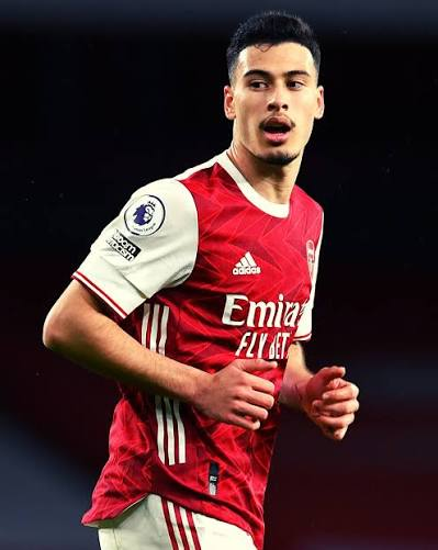 Gabriel Martinelli looks across the pitch while running in Arsenal’s red-and-white kit.