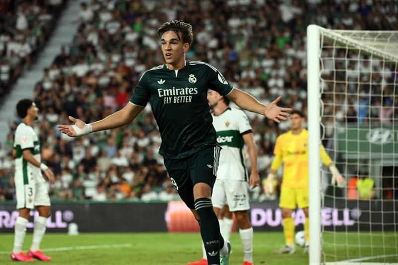 Carlos Espí celebrates Real Madrid’s third goal against Elche in their LaLiga match.